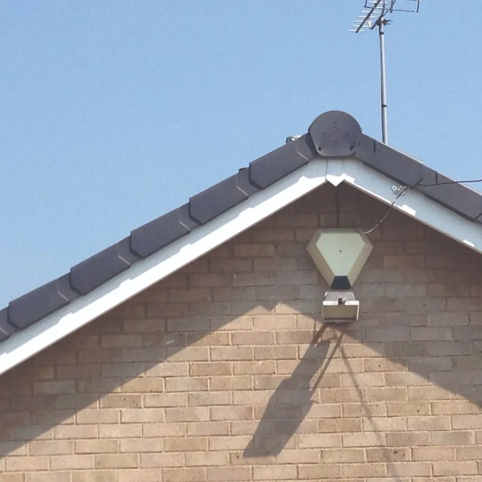 Dry verge system fitted along a gable end